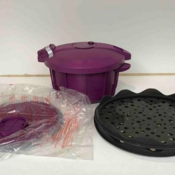 UNBRANDED Other - MICROWAVE PRESSURE COOKER SET